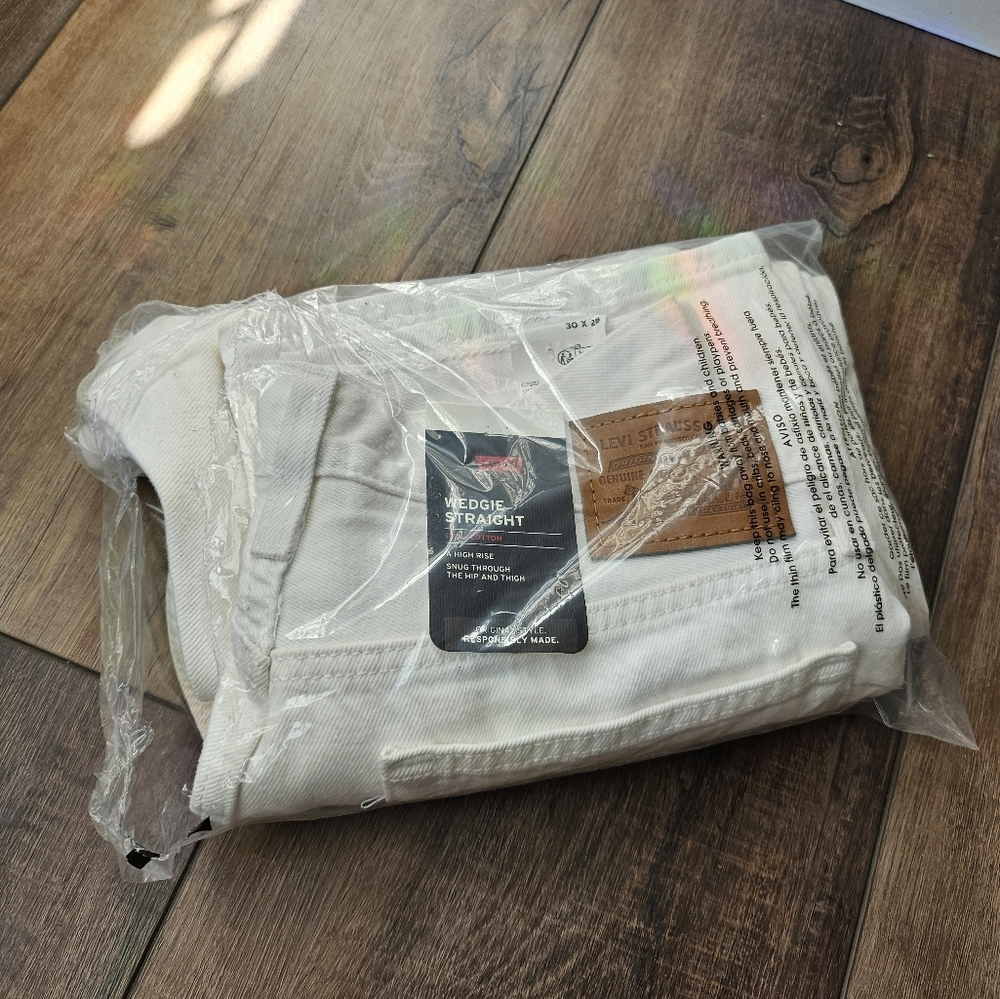 Levi’s Wedgie Straight white Jeans. 100% Cotton